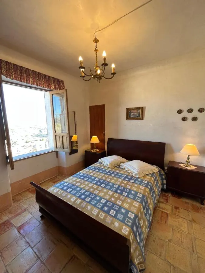Habitación con cama de madera y vistas