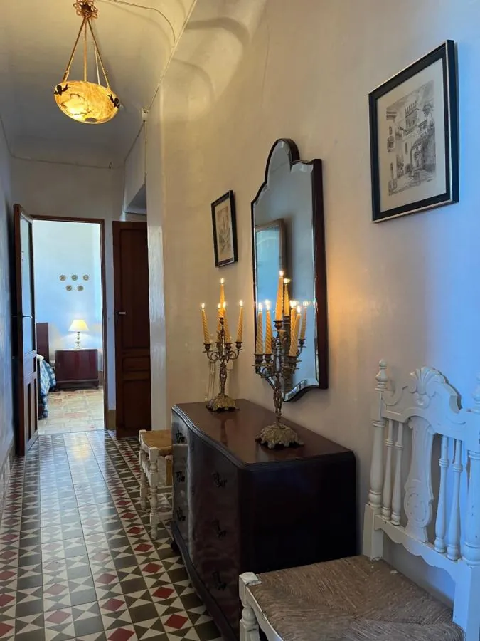 Interior con mobiliario antiguo