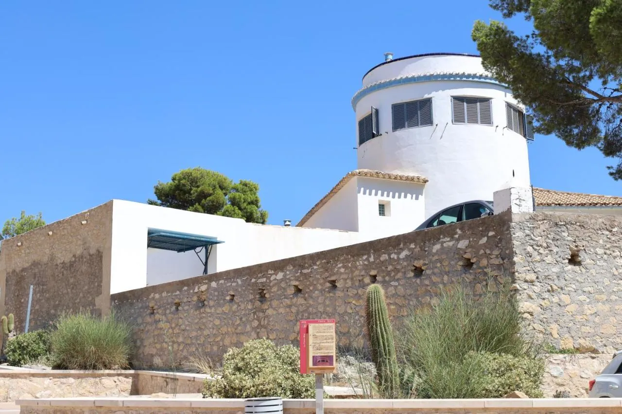 Jardín con la torre al fondo