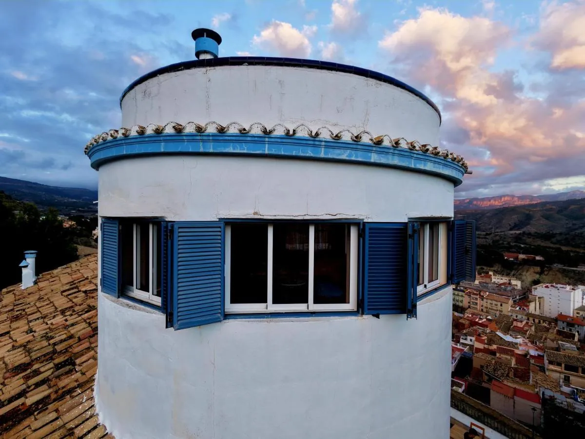 La torre circular de La Torre Blai con sus contraventanas azules