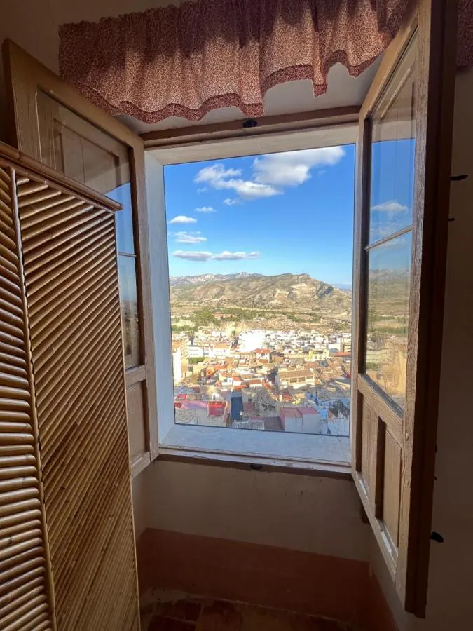 Ventana abierta con vistas panorámicas sobre Xixona