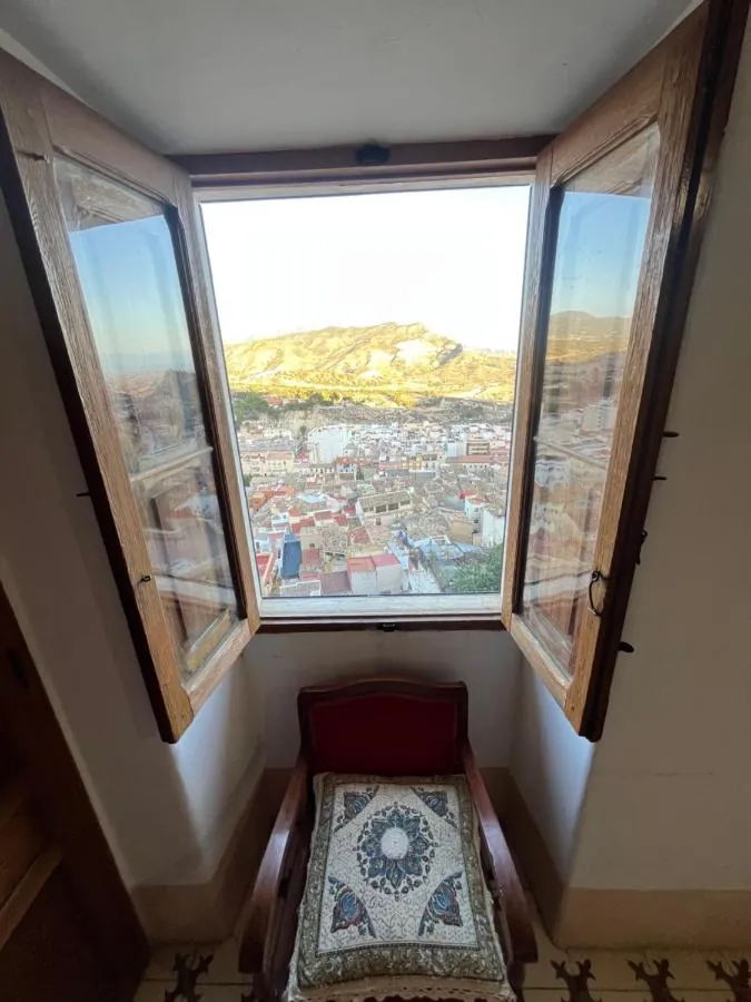 Ventana con vistas al pueblo
